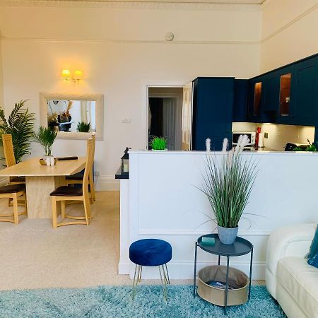 **Sunny And Bright, Thatchers Rock One Bed Beach Front Apartment*** 토키 외부 사진