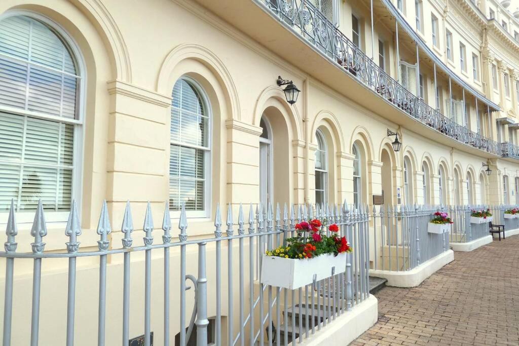 **Sunny And Bright, Thatchers Rock One Bed Beach Front Apartment*** 토키 외부 사진