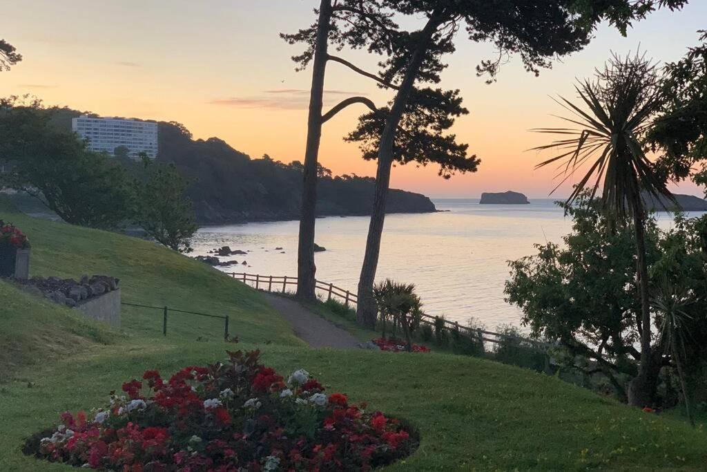 **Sunny And Bright, Thatchers Rock One Bed Beach Front Apartment*** 토키 외부 사진